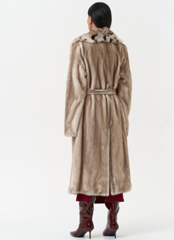 Женская шуба из меха норки с воротником из меха рыси