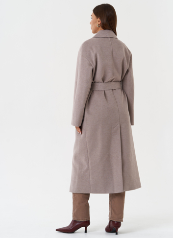 Светлое пальто с английским воротником