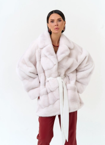 Шуба из меха норки белого цвета фото