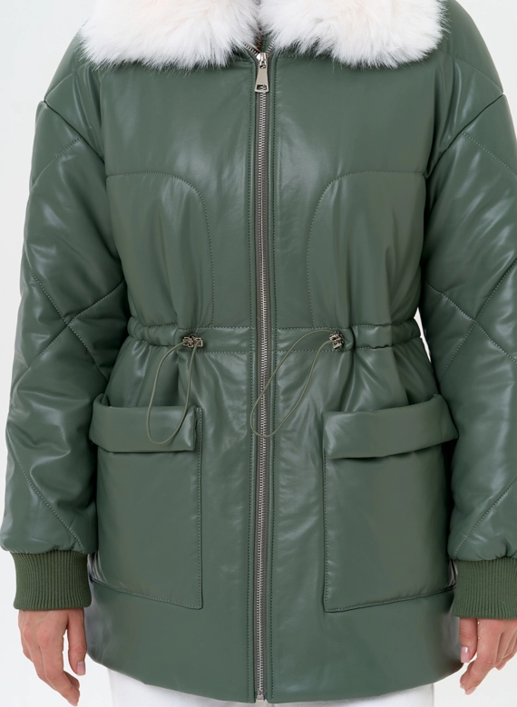Женский пуховик из эко кожи с воротником из эко меха