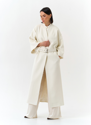 Женское пальто белого цвета