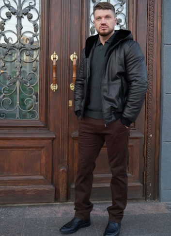 Мужская кожаная куртка на утеплении с капюшоном