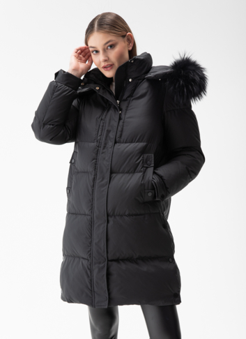 Женский пуховик с капюшоном из енота