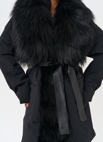 Женское зимнее полупальто черного цвета с мехом лисы