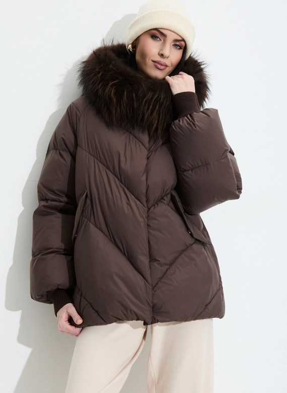 Женский пуховик с мехом енота на капюшоне фото