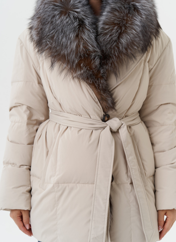 Женский пуховик с мехом чернобурки