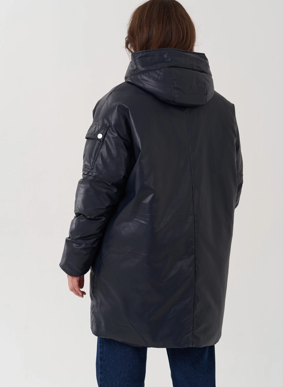 Женский пуховик синего цвета из эко кожи
