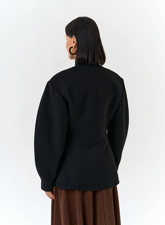 Женское укороченное пальто с акцентными рукавами фото