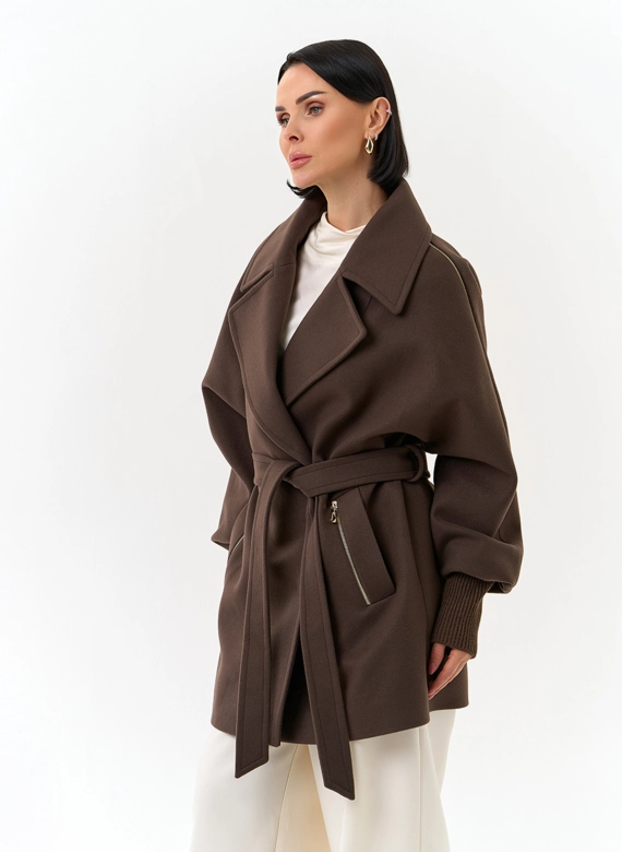 Женское укороченное пальто с декоративными молниями