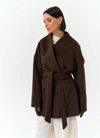 Женское укороченное пальто с поясом