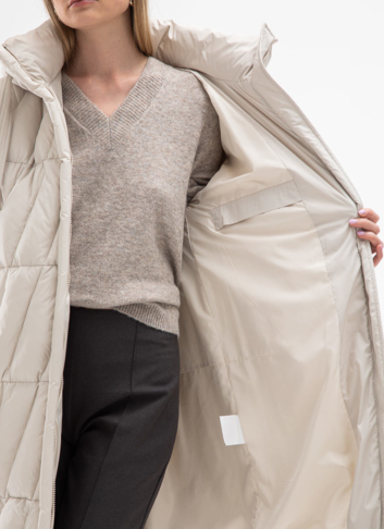 Женский светлый пуховик с капюшоном