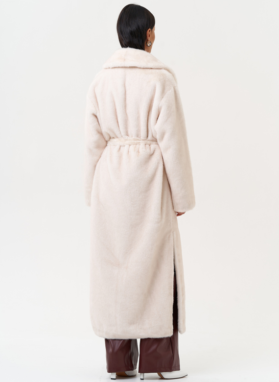 Женское пальто из эко меха молочного цвета