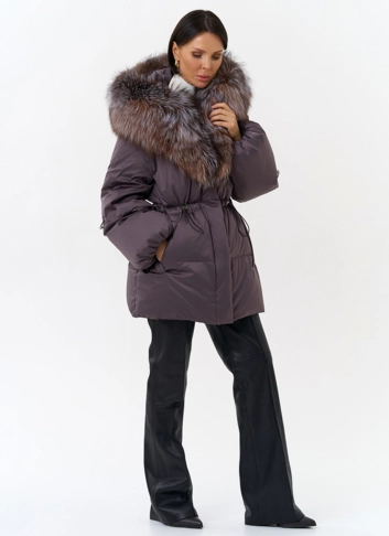 Женский пуховик с капюшоном из меха блюфрост