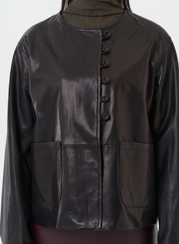 Кожаная куртка на пуговицах