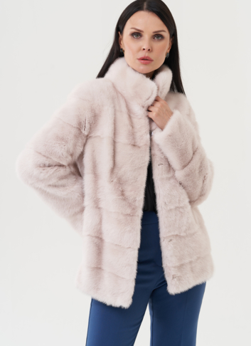 Шуба из меха норки бежевого цвета