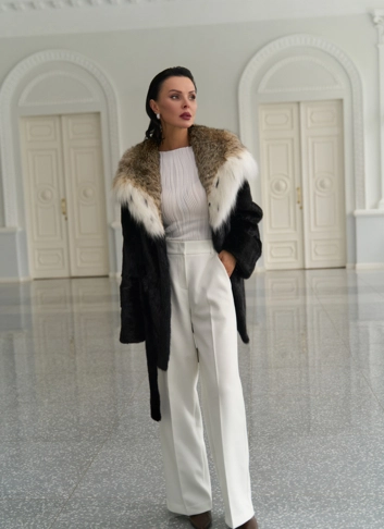 Женская шуба из меха норки с капюшоном из меха рыси фото