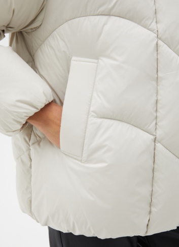 Женский светлый пуховик с капюшоном