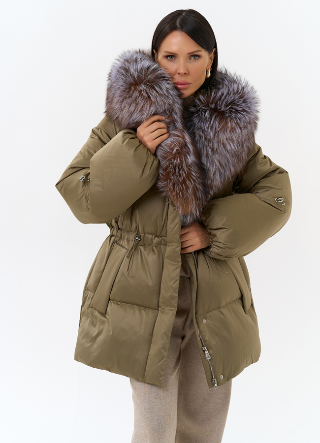 Женский пуховик с капюшоном из меха блюфрост модель № 31883 меха малина