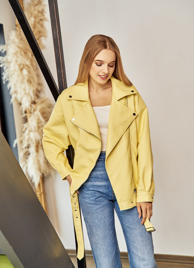 Женская удлиненная косуха-оверсайз в светло-желтом цвете модель № 22404 меха малина