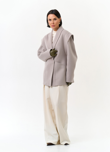 Женское укороченное пальто с акцентными плечами