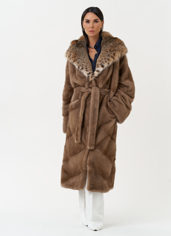Женская шуба из меха норки с капюшоном из меха рыси