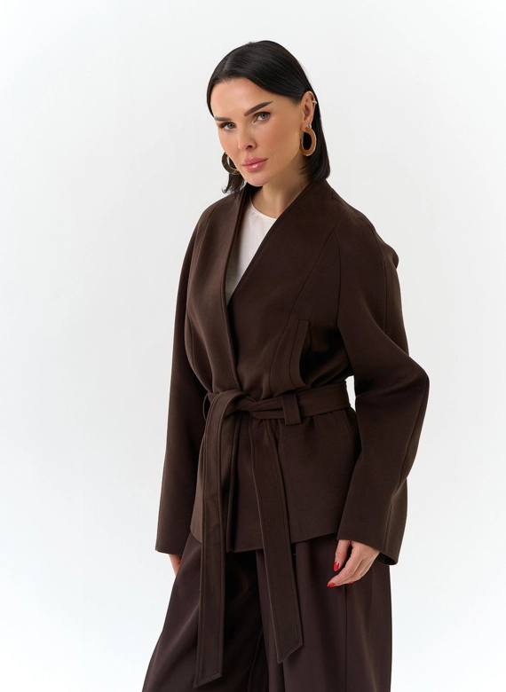 Женское укороченное пальто с поясом